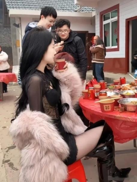 某地农村，吃席的女子。[玫瑰]​​​