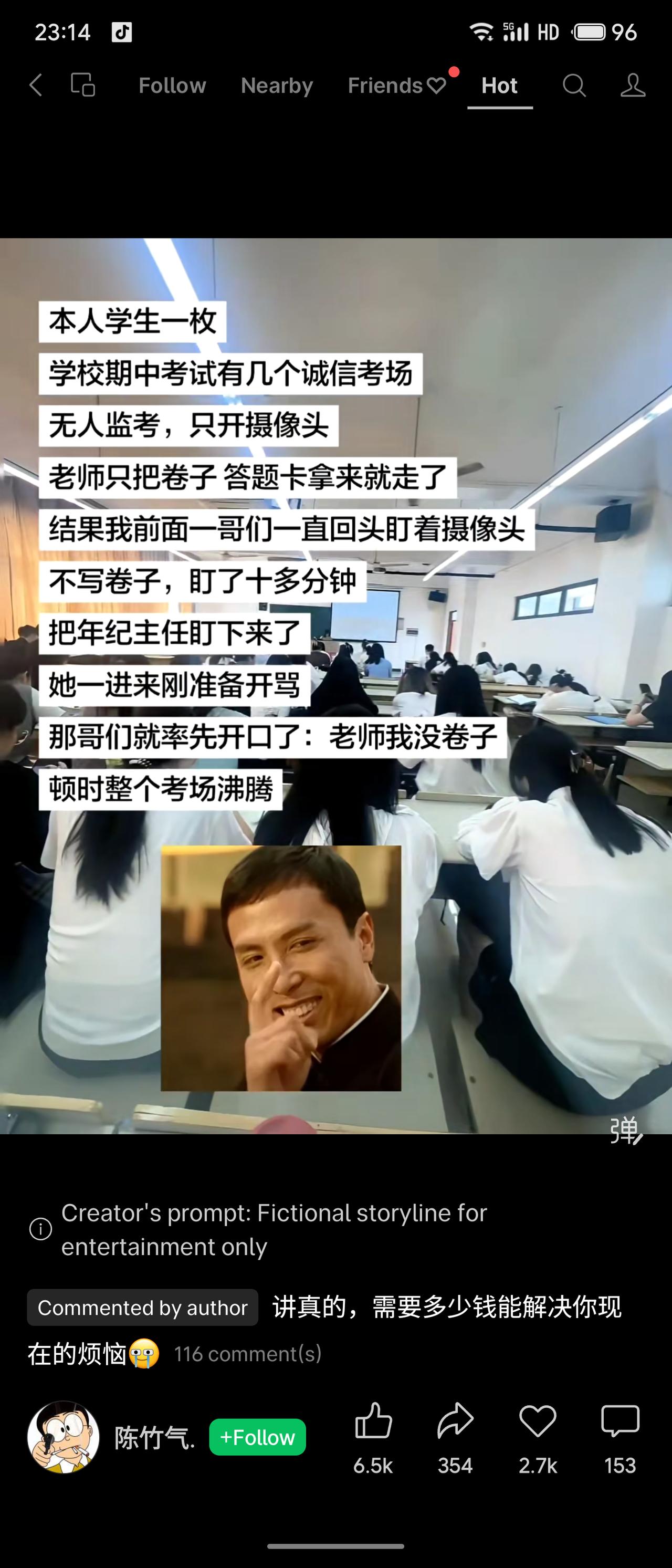 一名学生在诚信考场考试，前面男生不写卷子，一直回头盯着摄像头，把年级主任引来。主