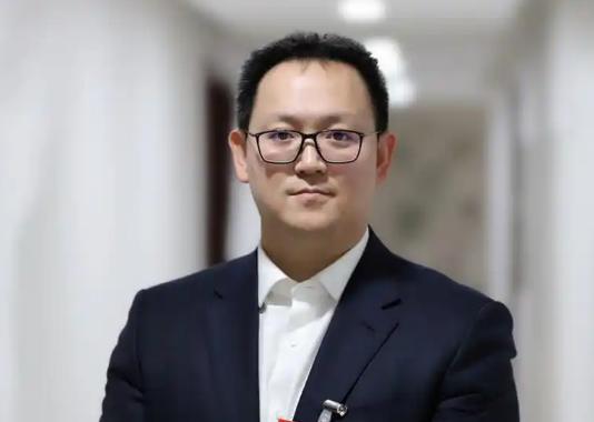 生活腐化堕落，追求低级趣味，方正县委原书记郑伟被“双开”！说真的，看到郑伟这事