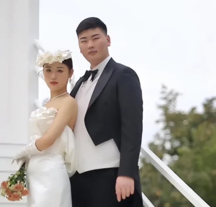 朱之文一家四口都是小眼睛，朱小伟与陈萌成婚之后，这段婚姻不仅带来家庭和睦，陈萌生