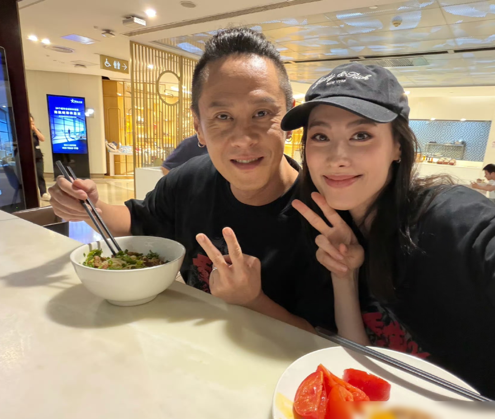 梁洛施牵着马浴柯的手走进电影院，看的还是他俩自己演的电影。路人镜头怼脸拍，她素颜扎个马尾，皮肤紧得发