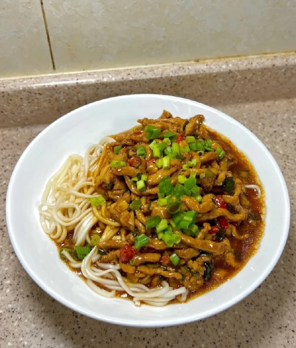 为了快速吃上早餐，早上婆婆做了拌面。没想到婆婆为了省事直接把面条……婆婆煮面