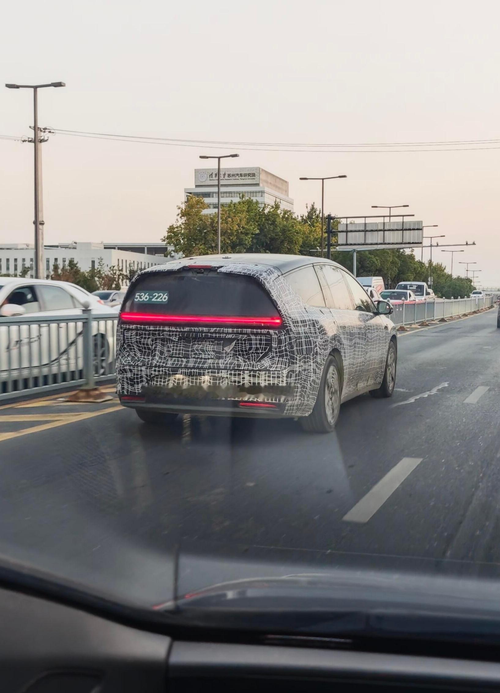网友拍到一些还保留了原来车尾造型的i系列测试车难道说，理想以后要改回去？理想汽车