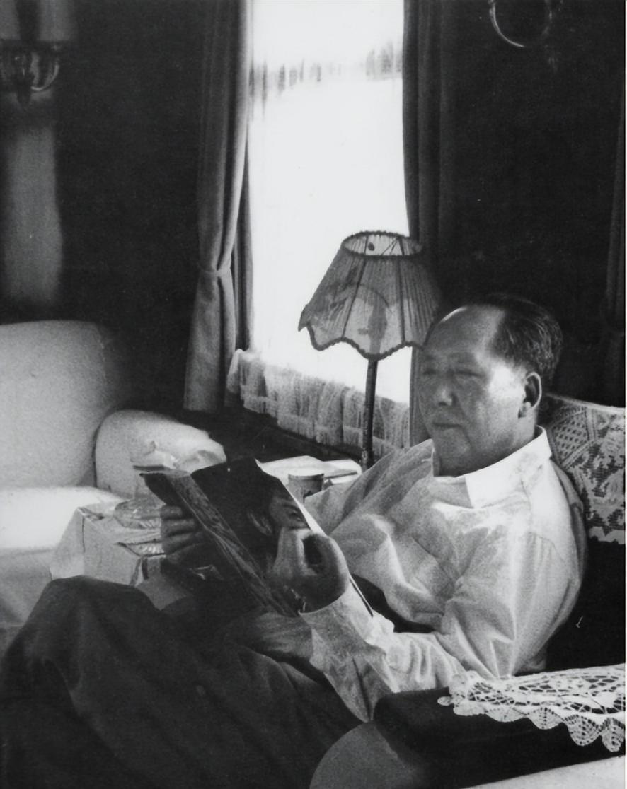 1976年毛主席逝世前，亲自发给徐帅一份只有16字的绝密电报：要求全军全面提升一