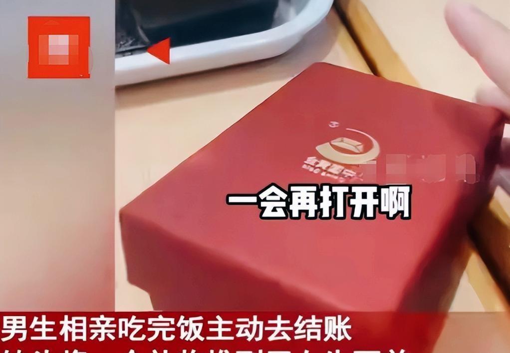 “是个狠人！”小伙和女孩约在餐厅相亲，男子抱着酱骨头啃得满嘴流油，等他去前台结账