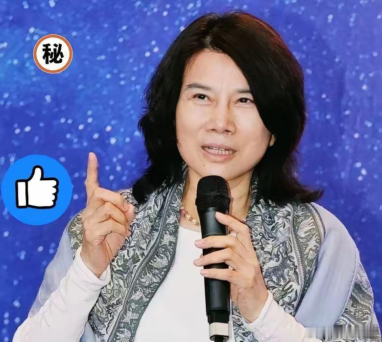 因为一群留学生质疑格力不招留学生，董明珠拿过话筒直接拍桌子开炮：“洋学历就了不起