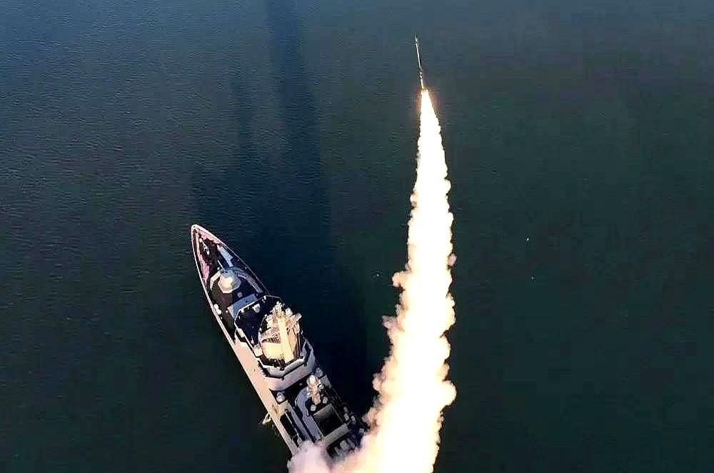 握草，下水仅仅3天，就这样密集试射舰载火力，近防，对地，防空，连超音速巡航都打上