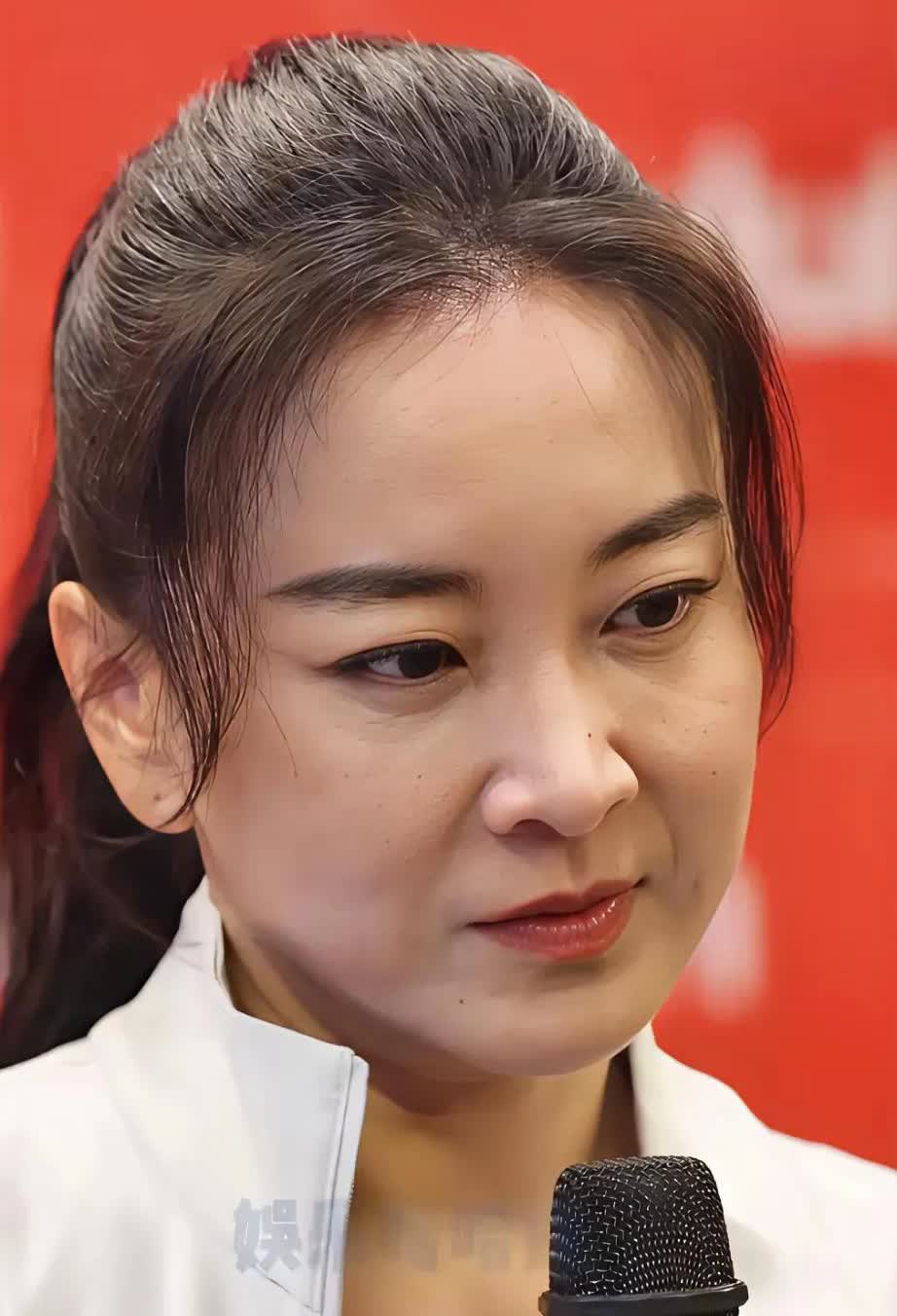 贾玲的近照，能看出来她长的很精致，四十多岁，又经历超大幅度的减重，没有看出来过度