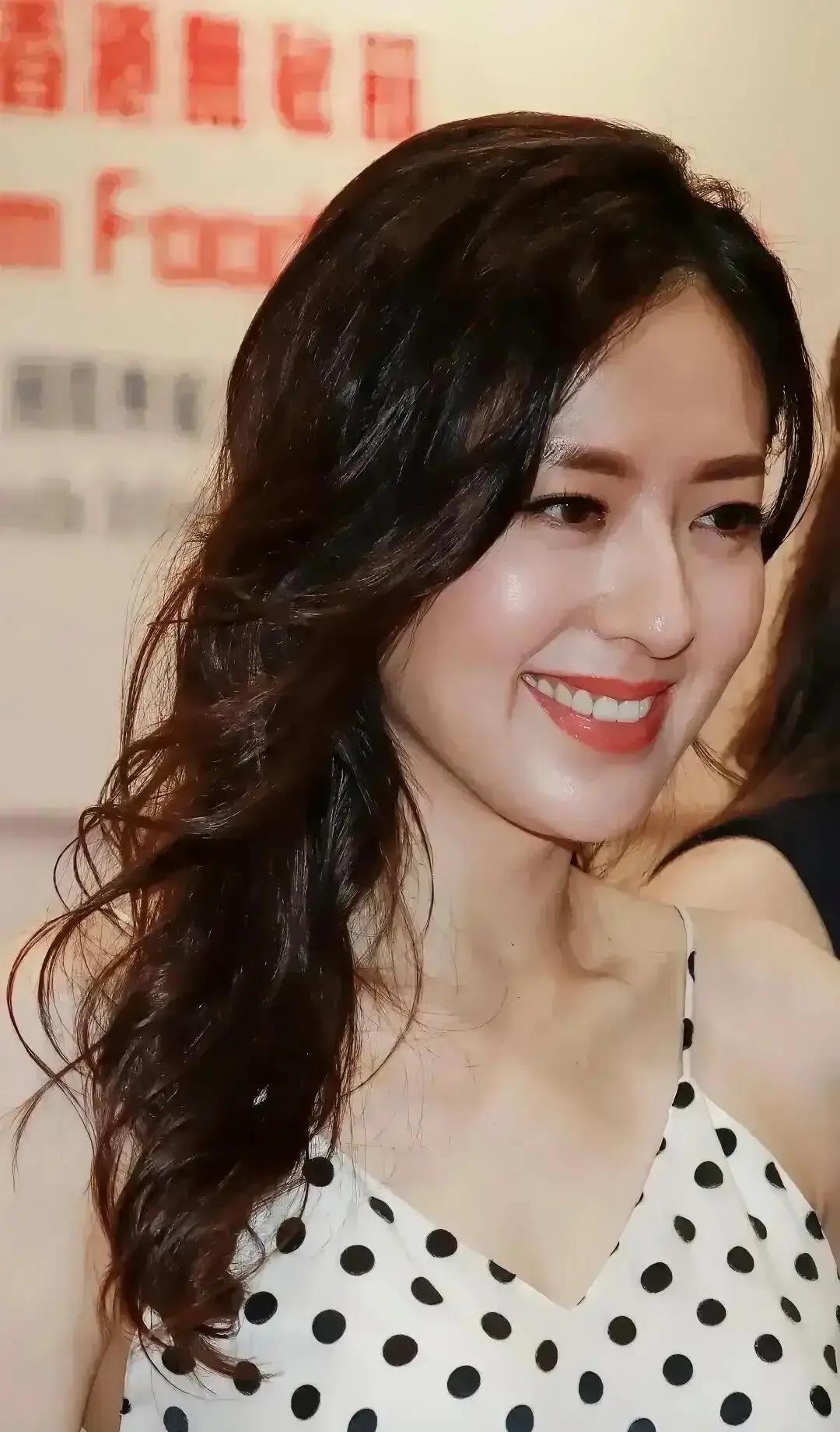 这是比高圆圆还要漂亮的一个女演员，她的长相很大方，腰肢细得像一根柳条，皮肤白净，