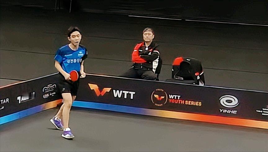 够嚣张的！韩国14岁李承洙跑到志强边上喊了！前两局黄友政都是打到关键球赢得。