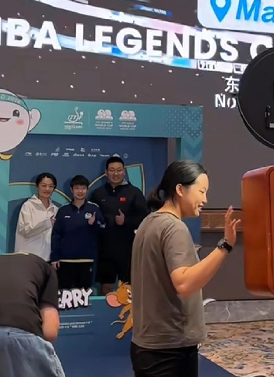 澳门赛场这张合影，藏着莎莎最稳的后盾✨谁懂啊家人们！在澳门世界杯的背景板前