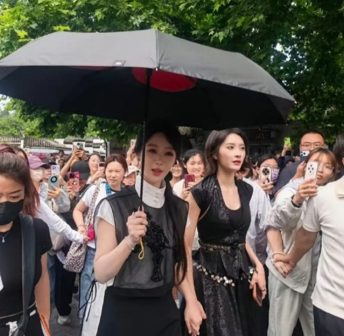 杨紫打伞都被审批了，我觉得没必要，说什么没给旁边的人打，弄不好还会碰到人家首先杨