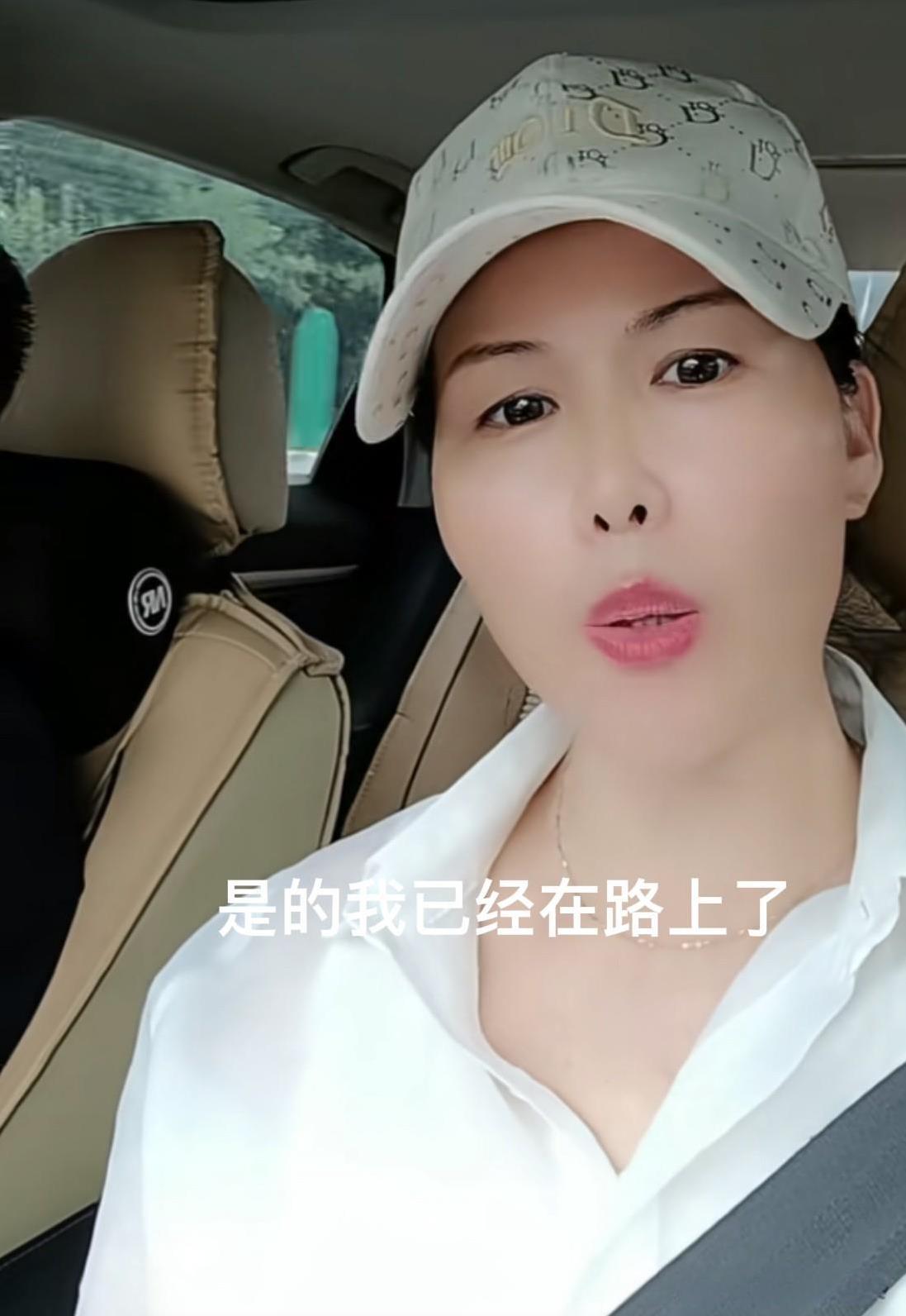 那些每天都到小杨阿姨直播间里问，你怎么还不回湾湾的网友们不用问了，小杨阿姨已经在