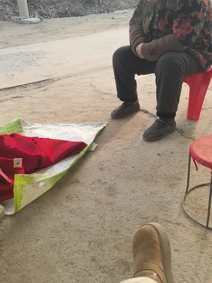 天天吃吃喝喝，在门口和奶奶，大娘聊聊家常！[大笑][大笑][大笑]