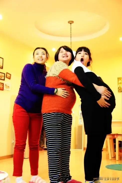 这是发生在某村里的怪事，杨家三姐妹同年怀孕，同月各人产下一子。村里传的沸沸扬扬，