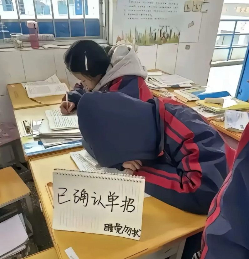 何必在学校睡，回家睡不香么