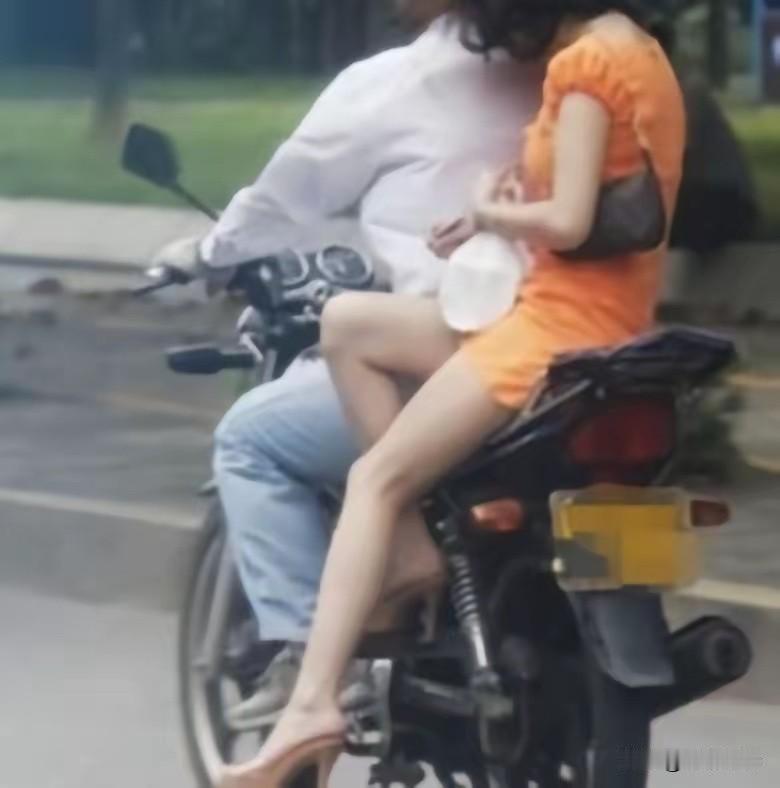 这是一个祸从口出的老故事。1989年，24岁的邱兰坐着丈夫杨彪的摩托车，两人刚在