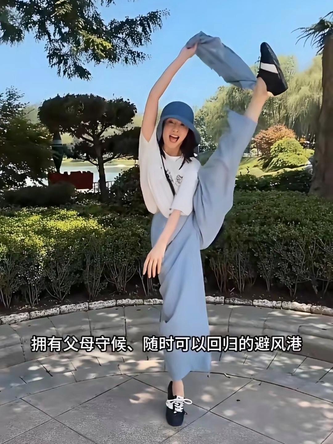46岁董洁晒大连老家度假日常照，她身着清爽的白T恤搭配浅蓝阔腿裤，头戴同色系渔夫