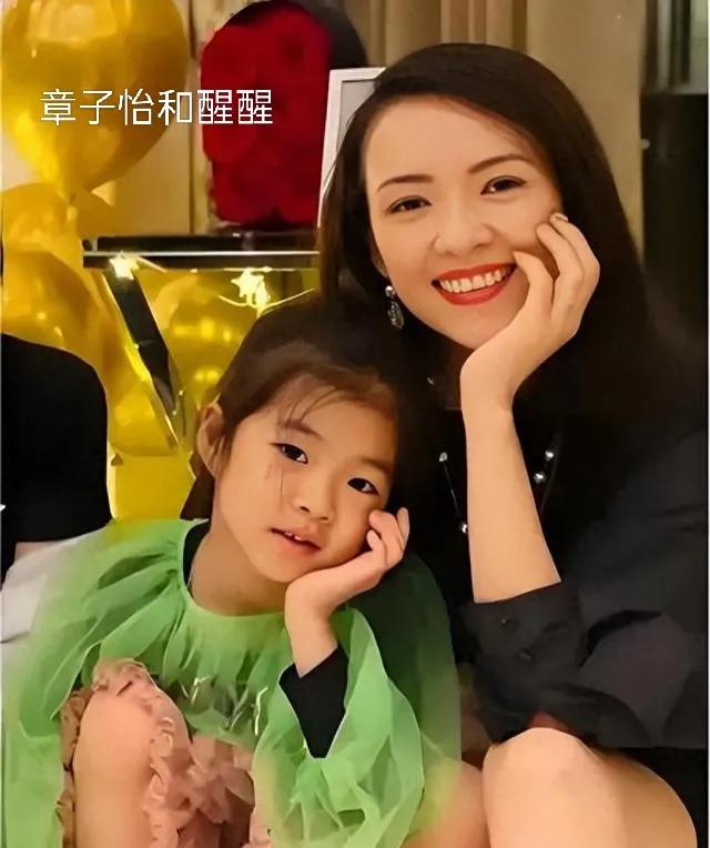 9组星二代的颜值对比，差距一目了然，遗传基因骗不了人：第一组：章子怡的女儿醒