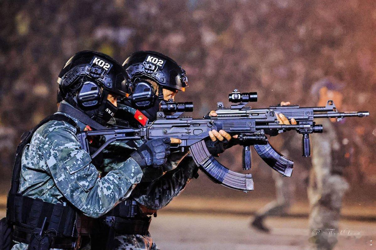 越南公安机动警察人员在一次演示中展示他们装备齐全的STV-380突击步枪。除