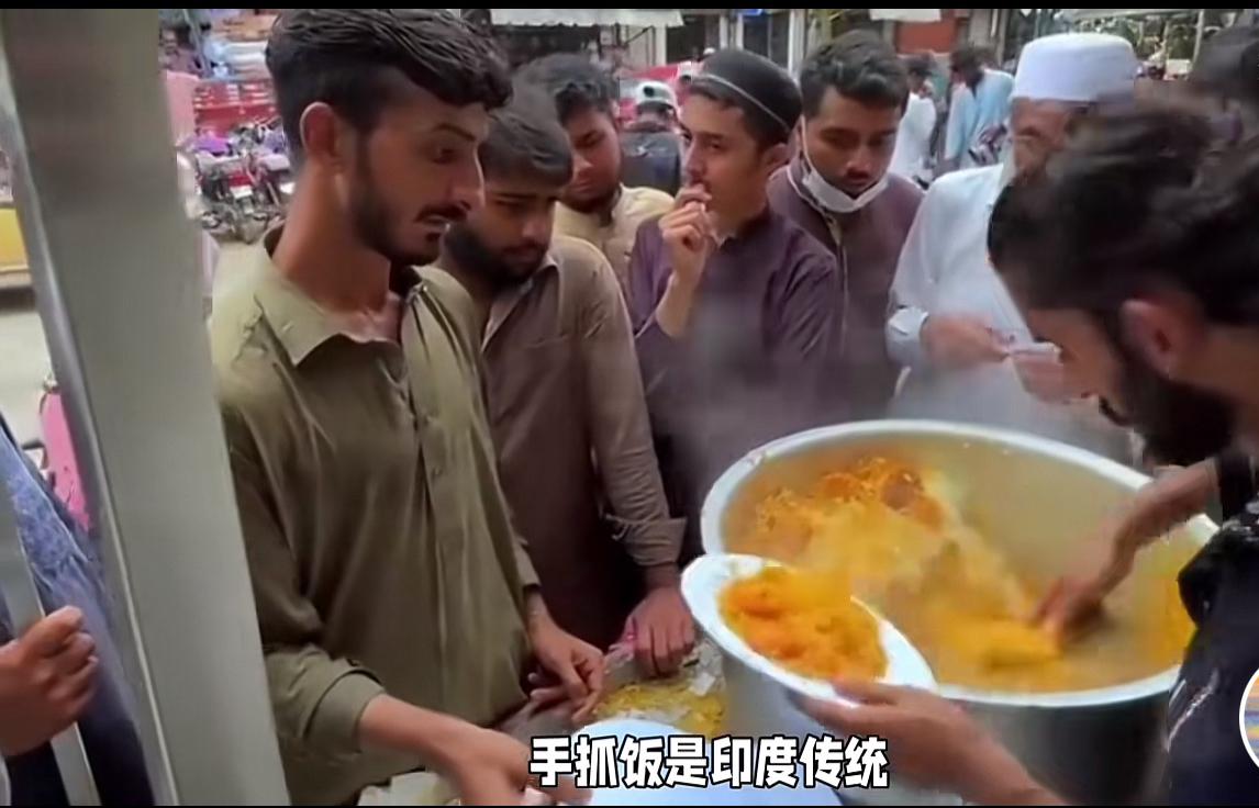 你说在深圳地铁上看到印度人吃手抓饭？我当场愣住了！刚下班挤进地铁，一股咖喱香扑