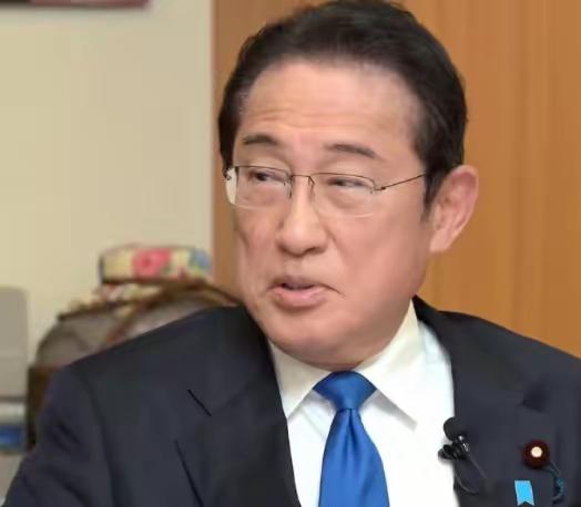 高市早苗明显撑不住了，关键时刻，岸田文雄给她支了一招！​最近，中俄轰炸机群在靠