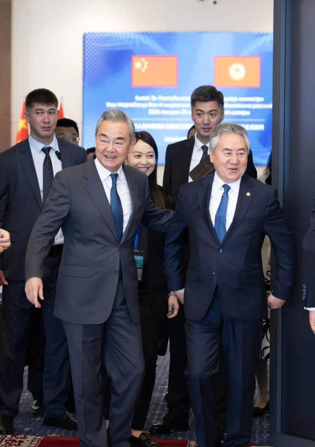 成了，中国和吉尔吉斯斯坦谈成了！ 7月25日，中共中央政治局委员、外交部长王