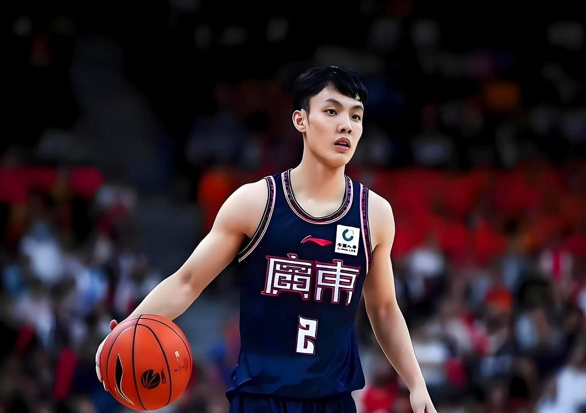 中国男篮刚公布的19人集训名单里，广东队胡明轩、焦泊乔都入选了，徐杰却意外落榜。