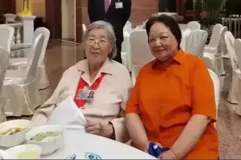 左边，是毛主席的大女儿李敏。右边，是邓爷爷的二女儿邓楠。毛主席一生一共有