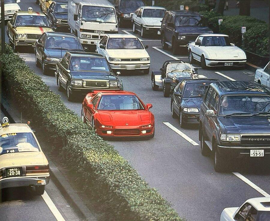 上世纪90年代的东京街头，一眼看去有好几辆曾经的梦想之车。最显眼的还是本田
