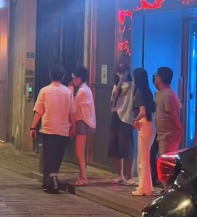 王思聪和美女在巴黎某酒吧玩嗨了，高兴过后一起走出酒吧，王思聪意犹未尽靠在墙边，4