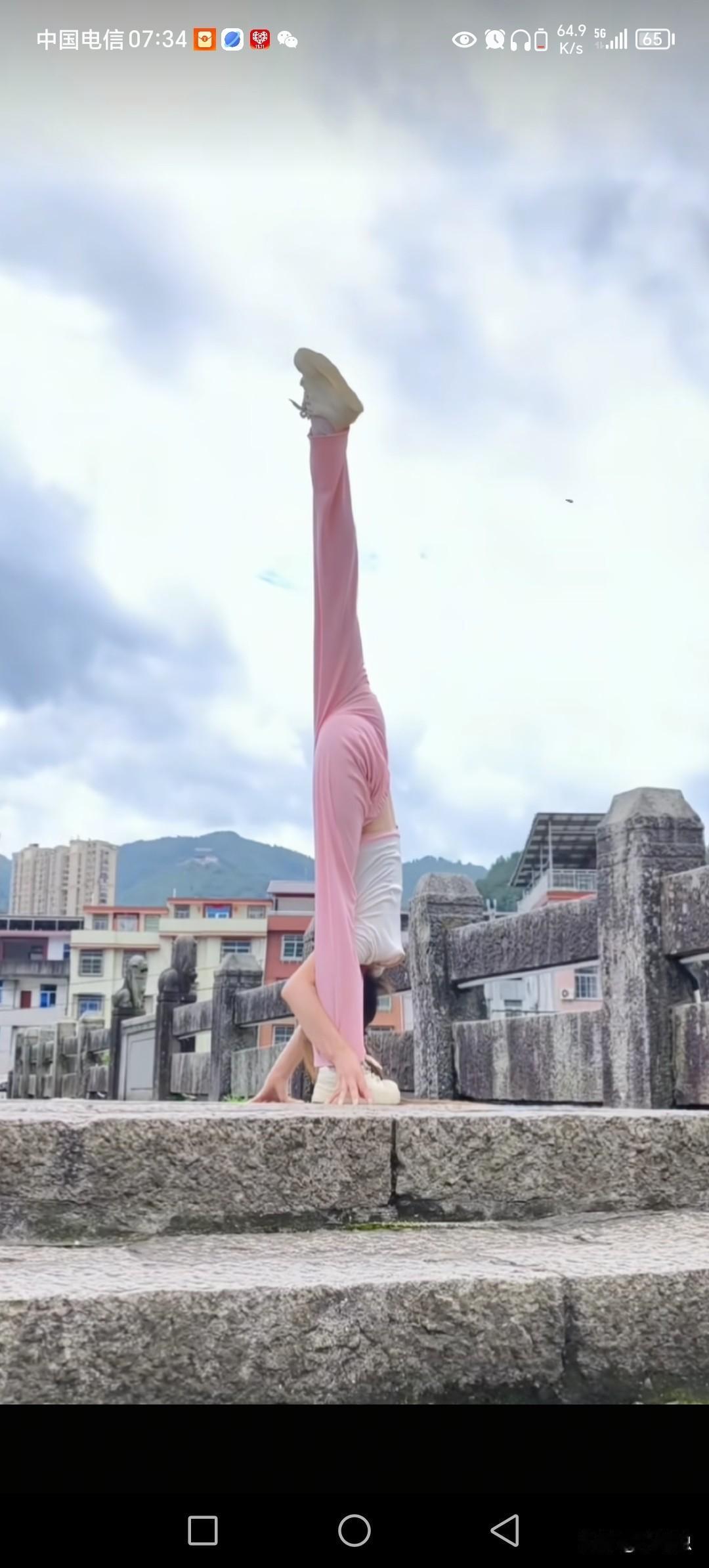 一马平川，这简直就是一马冲天。身材比例好，腿直，腰细。头小，身直，这种身材不