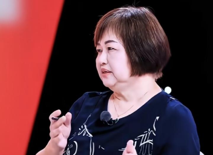 没想到陈妍希的前婆婆，也就是陈晓的妈妈，二人时至今日依旧维持着十分融洽的相处关系