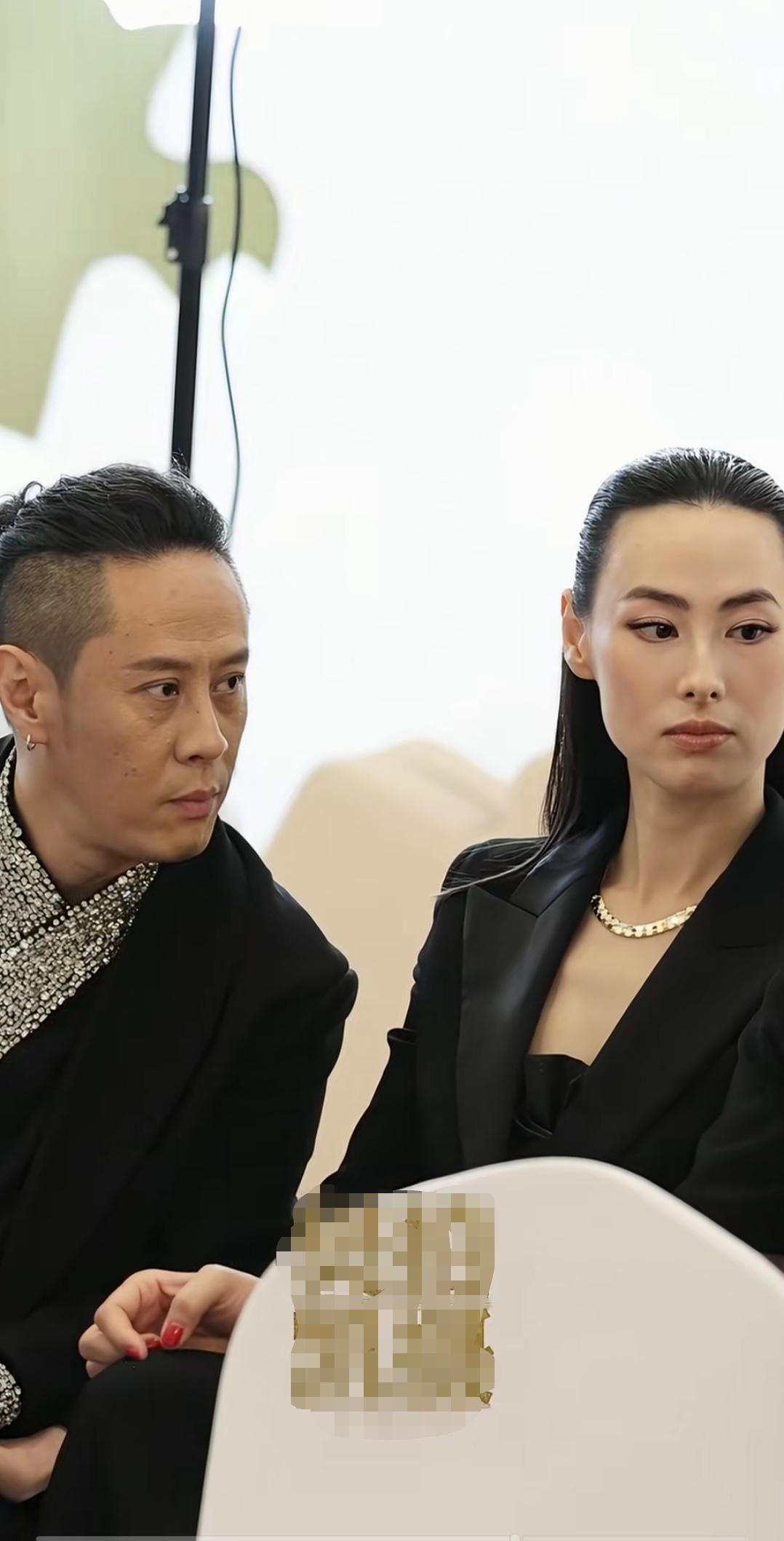 梁洛施，五官真硬朗，比旁边这位男士看着都霸气。