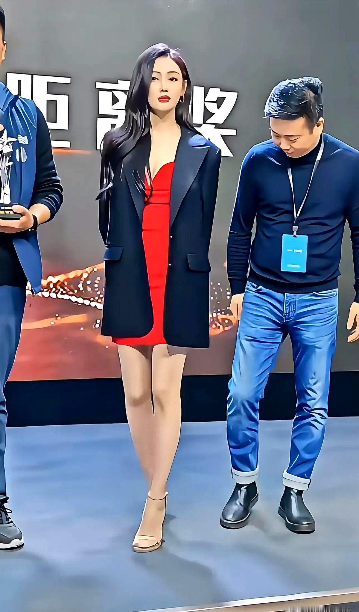 这位大哥，眼神是真藏不住啊。一场时尚活动，张天爱一出场就成了焦点。她身材管理