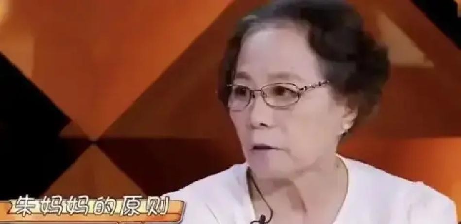 朱雨辰妈对姜妍的评价挺有意思，说实话一开始看姜妍确实哪哪都好，会做饭人也勤快，但这媳妇要是真领进门，