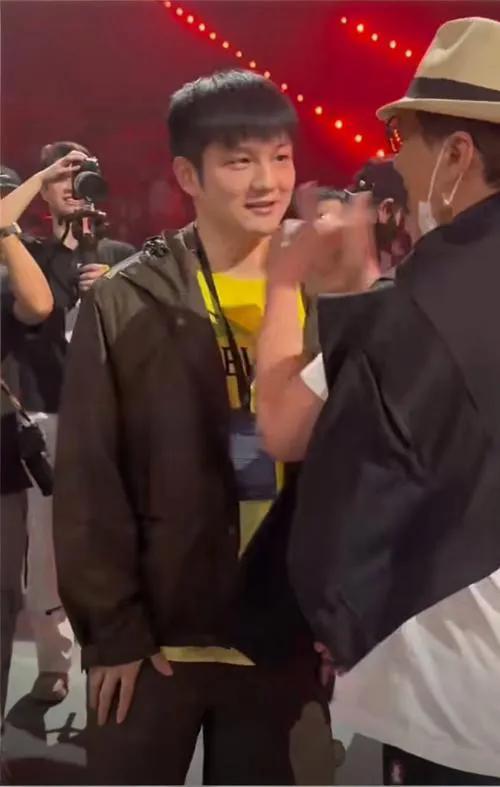 11月24日，世界乒乓球巨星樊振东刚结束全运会比赛就现身在深圳小米，还担任“小米