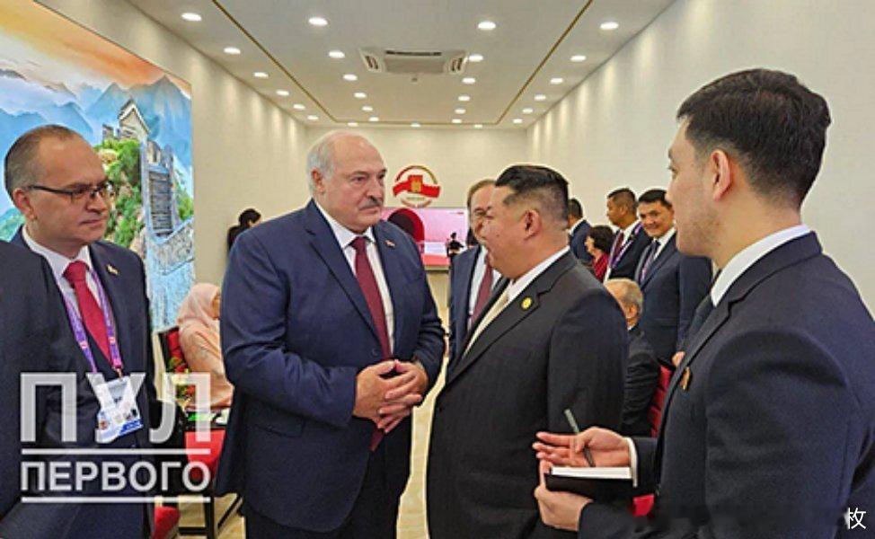 九三盛大阅兵金同志在参加中国九三阅兵期间，与多国领导人谈笑风生。热点现场​​