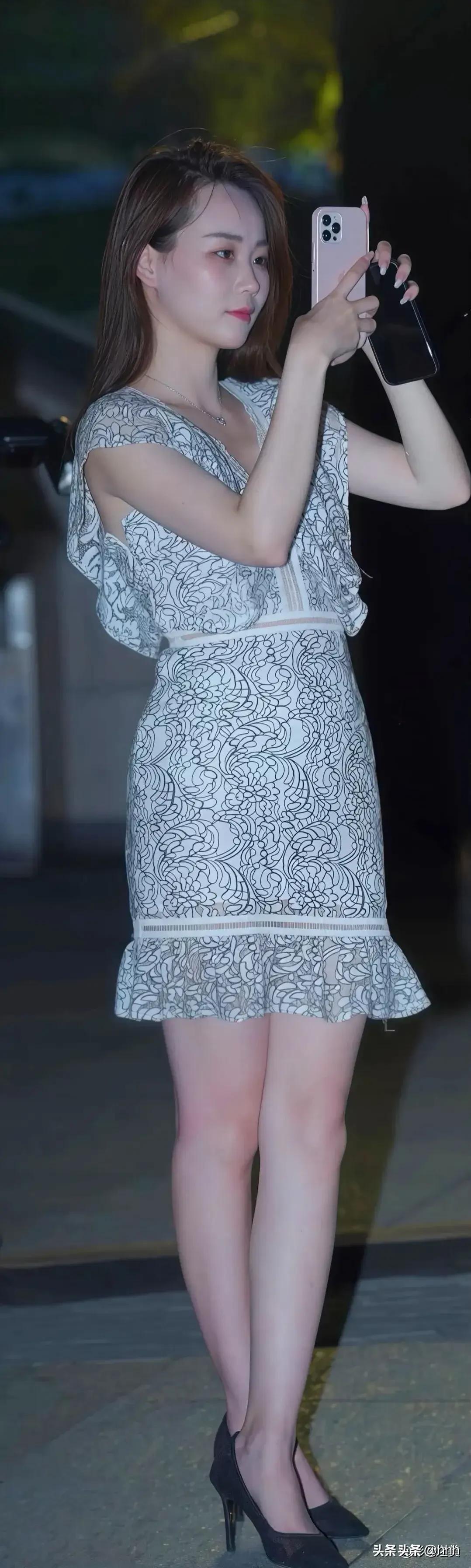 月下轻纱影，镜中人似仙。