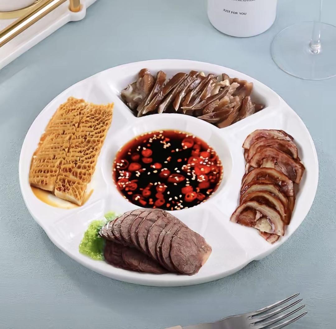 今年过年，我家饭桌变样了。不是菜少了，是大家都不想吃撑，也不爱摆排场了。舅舅