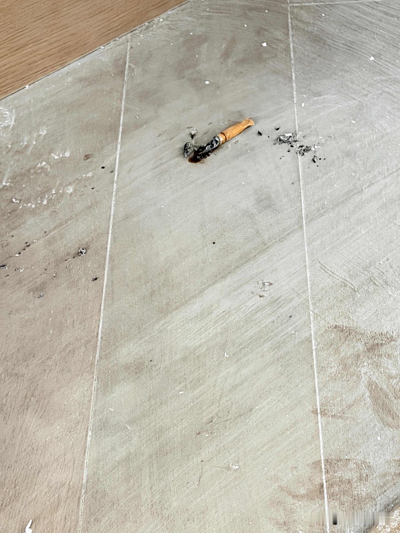 新家几百一平的木地板被工人的烟头烧坏！太糟心了，发生装修以来最生气的一件事！！