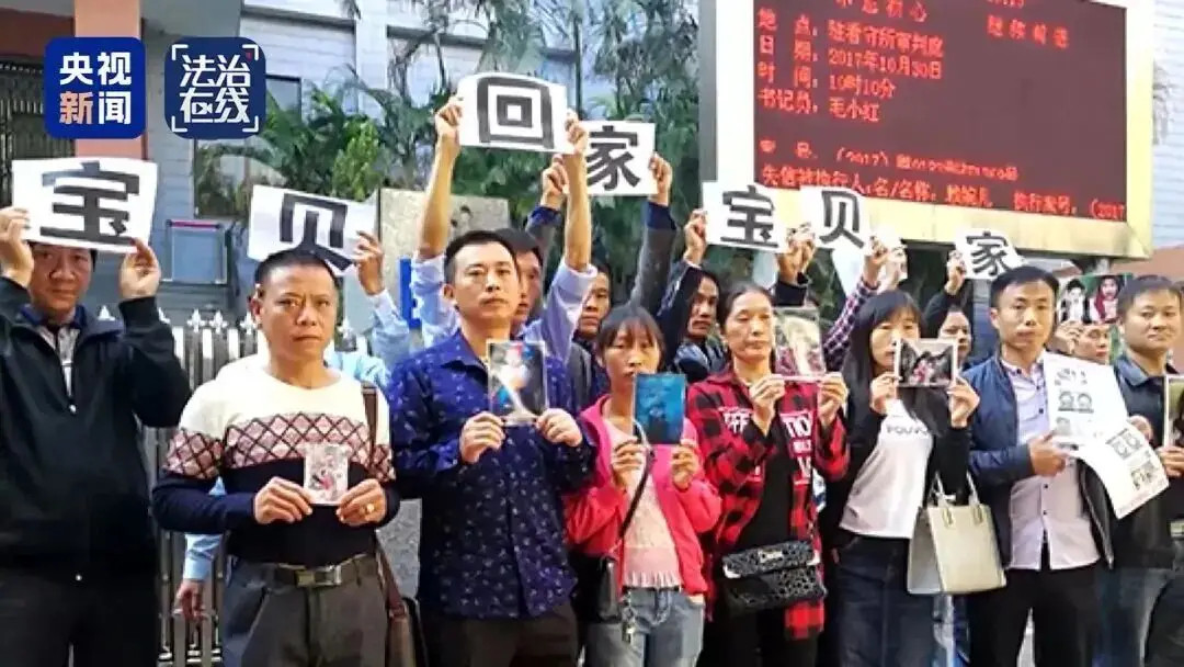 梅姨在广州摆摊卖切块芒果看着这个标题就浑身不适。住在破旧凌乱的房屋里，时不时爬