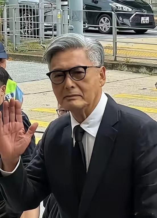 最近影帝周润发又因为卖房上了新闻！他手里那套位于香港山顶阳光花园的独栋豪宅，