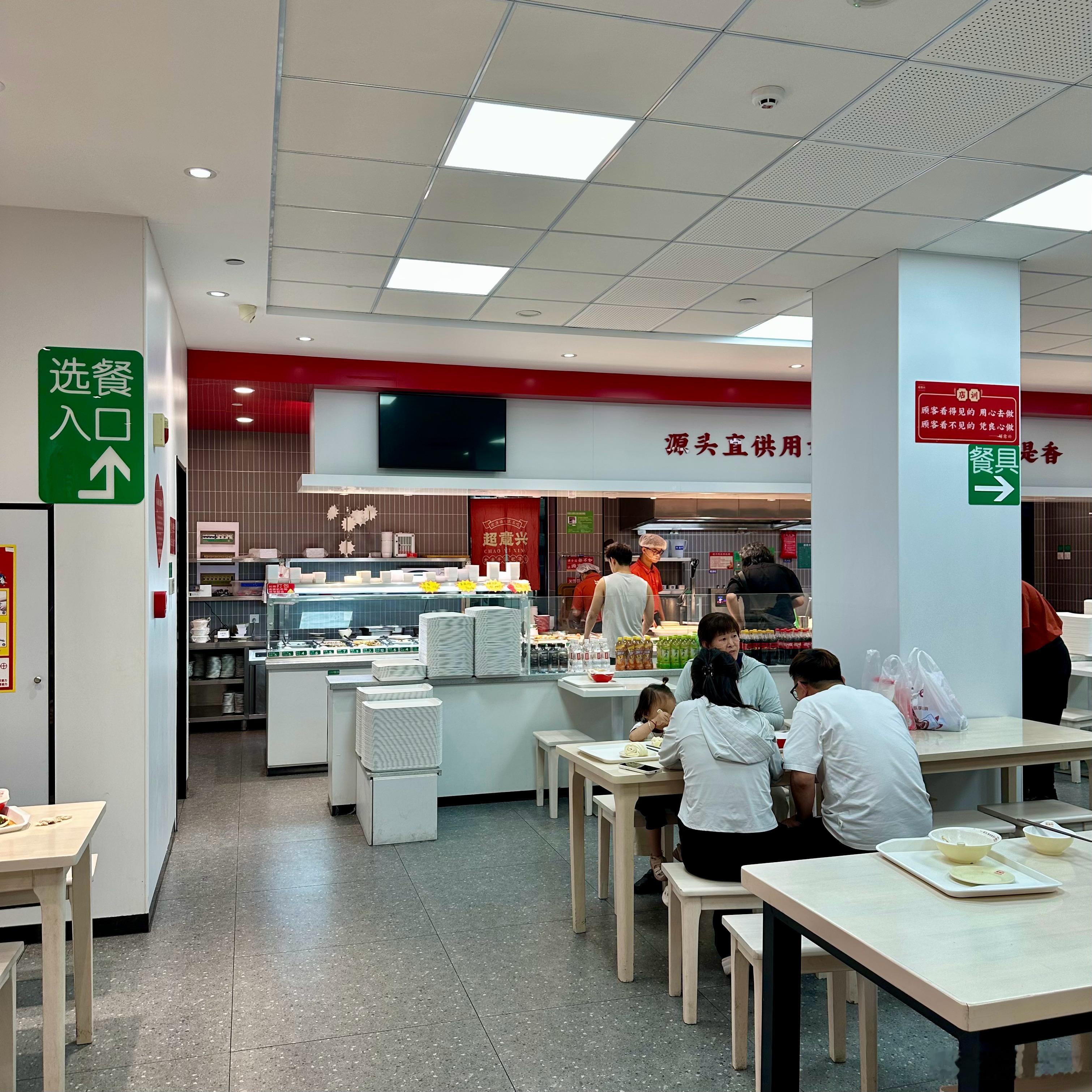 朋友们，一块把子肉，一块炸豆腐，一碗米饭，一共11元你敢信吗？关键不单单是便宜，