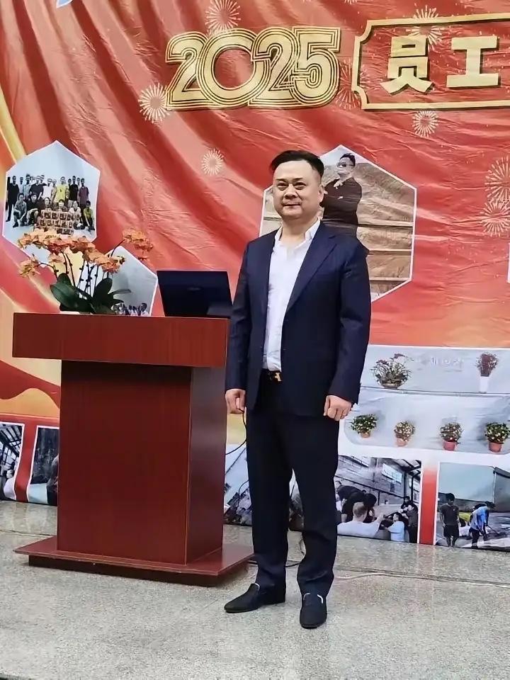 他是一位浙江老板，现在在广东中山有两家纸箱厂，我老公今年都62岁，本来是退休了的