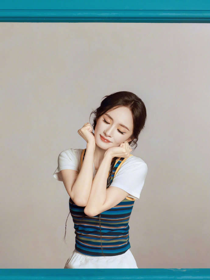 杨幂条纹叠穿杨幂编发学姐造型杨幂编发学姐造型，条纹叠穿漂亮晕晕了