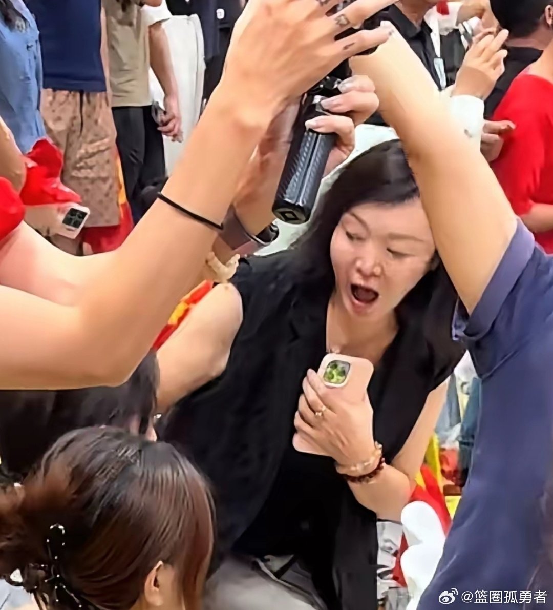 现在比较流行叫“妈妈”，胡明轩妈妈看到谁，表情这么惊讶？​