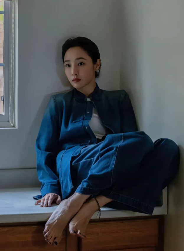 白百何，171cm，一身中式牛仔好美，就是脚指甲盖颜色太显脚黑了，换个颜色就完美