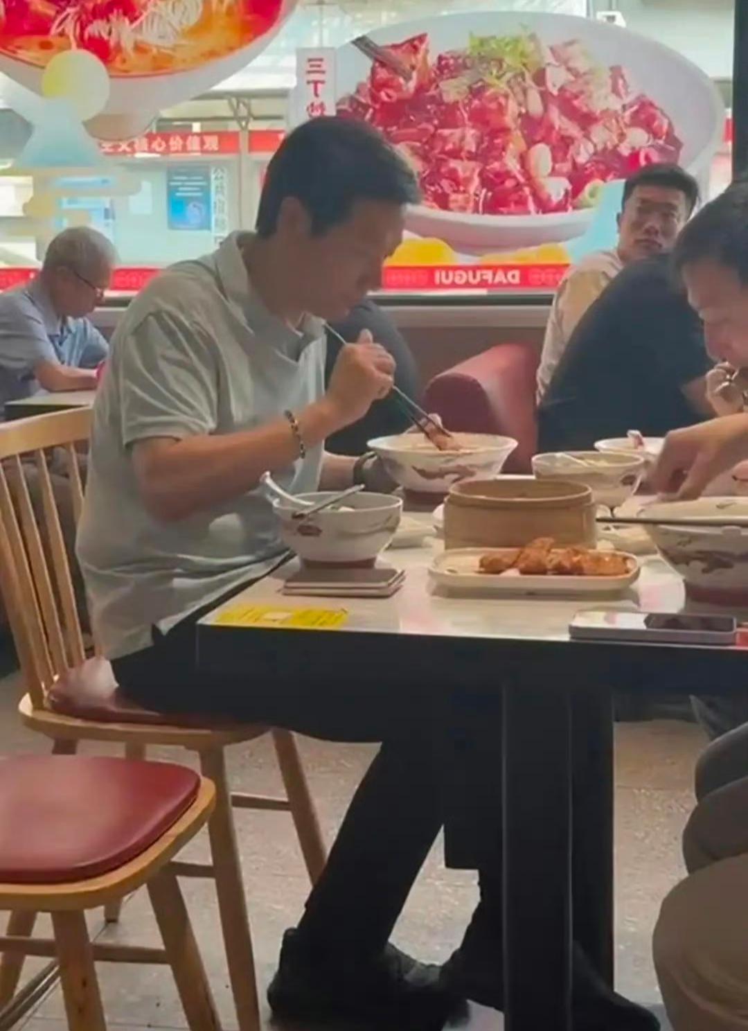 上次雷老板在武汉吃早餐被一大堆人拍，旁边吃饭的小孩哥都看不下去了！估计这次不会