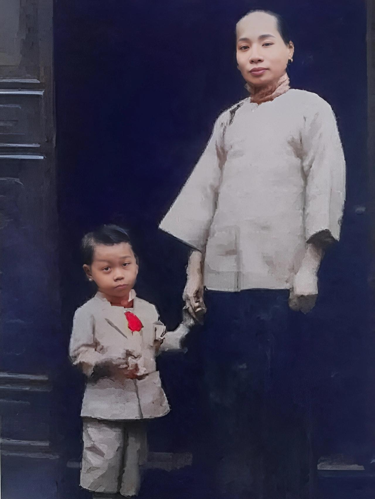 这是大文豪徐志摩唯一的儿子徐积锴与祖母在一起。徐志摩并不喜欢这个儿子。虽然，徐积